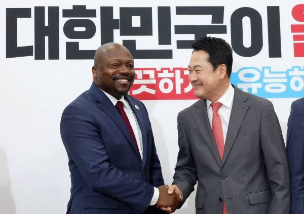 국민의힘 장동혁 대표와 윌슨 화이트 구글 아시아태평양 공공정책 총괄 부사장이 28일 국회에서 열린 ‘아동청소년 SNS중독, 플랫폼의 보호책임 강화를 위한 긴급좌담회’ 참석해 악수하고 있다. (사진=연합뉴스)