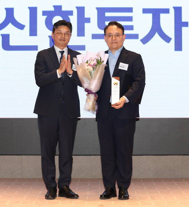 2026 이데일리 금융투자대상이 28일 서울 영등포구 한국거래소 컨퍼런스홀에서 열렸다. 금융투자부문 한국예탁결제원 사장상 디지털혁신 신한투자증권의 한일현(오른쪽) 본부장과 이윤수 한국예탁결제원 사장이 기념촬영을 하고 있다. (사진=노진환 기자)