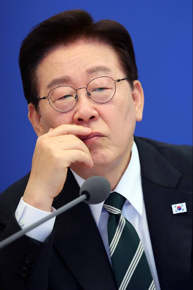 이재명 대통령이 28일 청와대에서 열린 국무회의 겸 비상경제점검회의에서 참석자 발언을 듣고 있다 (사진=연합뉴스)