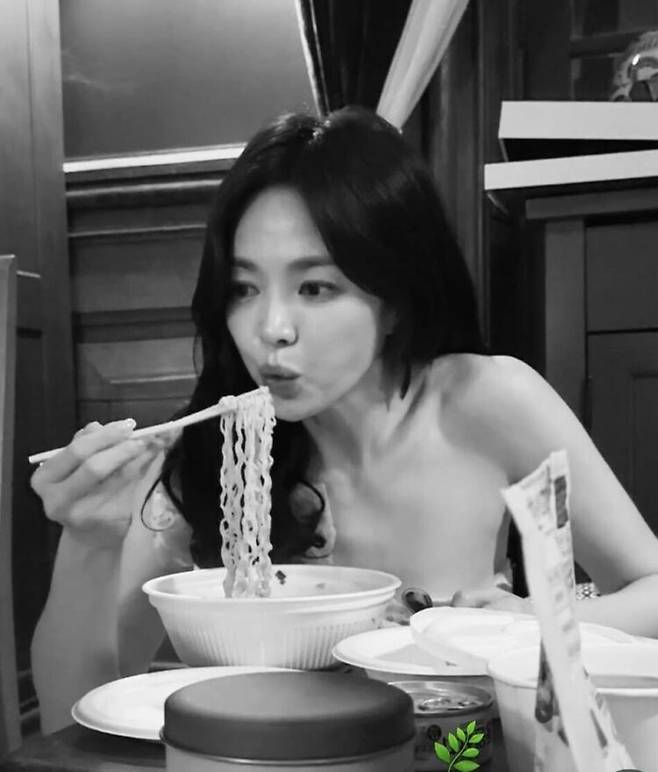 송혜교가 글로벌 행사에 참석해 우아한 드레스 차림으로 컵라면을 먹고 있다. 사진=송혜교 SNS