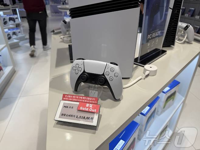 27일 서울 용산구 한강로 일대 플레이스테이션 공식 판매점에 전시된 PS5 프로 가격표에 '품절' 표시가 붙어 있다. 소니인터랙티브엔터테인먼트코리아는 다음 달 1일부터 PS5 제품군 판매 가격을 인상한다. 2026.4.27 ⓒ 뉴스1