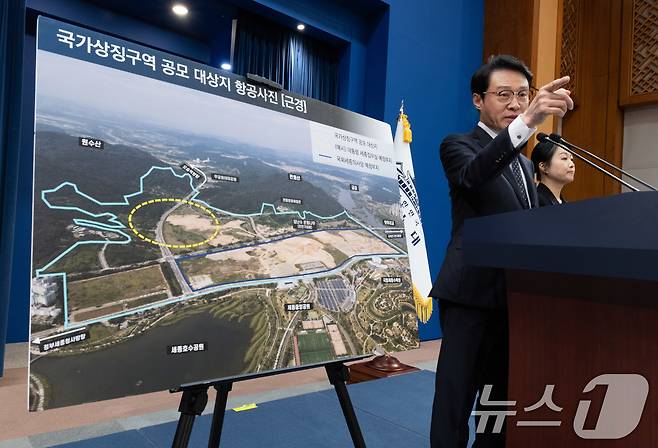 이규연 홍보소통수석이 지난 14일 청와대 춘추관에서 세종 집무실 관련 브리핑을 하고 있다. 2026.4.14 ⓒ 뉴스1 이재명 기자