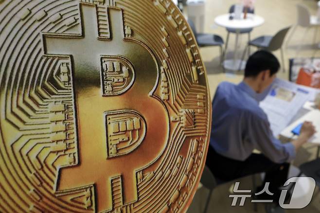 울 강남구 빗썸 고객센터에서 한 고객이 투자 정보를 찾고 있다. 2026.4.15 ⓒ 뉴스1 박정호 기자