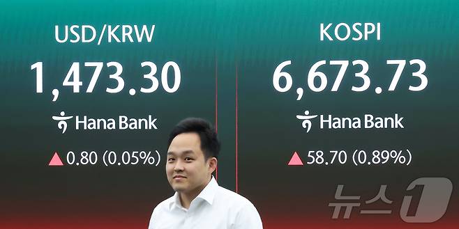 코스피가 상승 출발하며 장중 최고치를 다시 경신한 28일 서울 하나은행 본점 딜링룸 전광판에 코스피 지수 등이 표시돼 있다. 2026.4.28 ⓒ 뉴스1 이종수 인턴기자