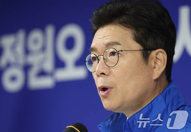 정원오 더불어민주당 서울시장 후보가 28일 서울 중구 선거대책위원회 사무실에서 열린 공개 선거대책위원회 회의에서 발언하고 있다. 2026.4.28 ⓒ 뉴스1 오대일 기자