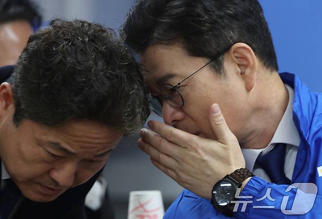 정원오 더불어민주당 서울시장 후보가 28일 서울 중구 선거대책위원회 사무실에서 열린 공개 선거대책위원회 회의 도중 김영배 상임선대위원장과 귀엣말을 나누고 있다. 2026.4.28 ⓒ 뉴스1 오대일 기자