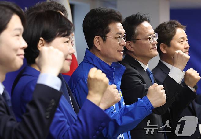 정원오 더불어민주당 서울시장 후보가 28일 서울 중구 선거대책위원회 사무실에서 열린 공개 선거대책위원회 회의에서 상임선대위원장들과 함께 지방선거 승리 구호를 외치고 있다. 2026.4.28 ⓒ 뉴스1 오대일 기자