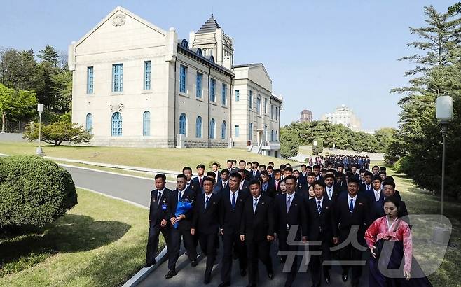 (평양 노동신문=뉴스1) = 북한 노동당 기관지 노동신문은 28일 사회주의애국청년동맹 제11차 대회 참가자들이 기록영화 시청과 영상문헌 학습, 당 창건 사적관·조선혁명박물관 등 주요 사적지 참관을 포함한 정치문화사업을 진행했다고 보도했다. [국내에서만 사용가능. 재배포 금지. DB 금지. For Use Only in the Republic of Korea. Redistribution Prohibited] rodongphoto@news1.kr