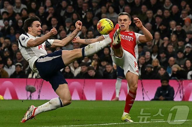 토트넘과 아스널의 경기 모습 ⓒ AFP=뉴스1