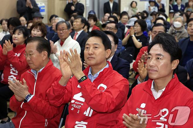 오세훈 국민의힘 서울시장 후보가 28일 서울 용산구 청파동 새마을금고 대강당에서 열린 제9회 전국동시지방선거 용산구 필승결의대회에서 참석자 소개에 손뼉을 치고 있다. 2026.4.28 ⓒ 뉴스1 박정호 기자