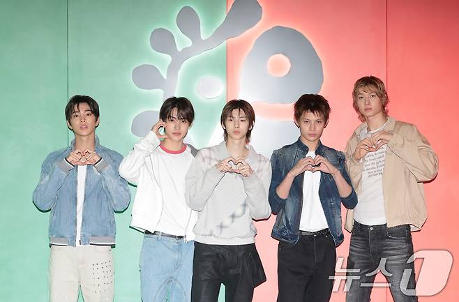 그룹 코르티스(CORTIS) 건호(왼쪽부터)와 성현, 주훈, 제임스, 마틴이 28일 오후 서울 성동구 AE 성수에서 열린 숙박 공유 플랫폼 에어비앤비 체험 론칭 기념 행사에 참석해 포즈를 취하고 있다. 2026.4.28 ⓒ 뉴스1 권현진 기자