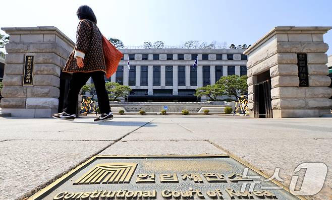 지난달 25일 서울 종로구 헌법재판소 앞으로 시민이 지나가고 있다. 2026.3.25 ⓒ 뉴스1 이호윤 기자