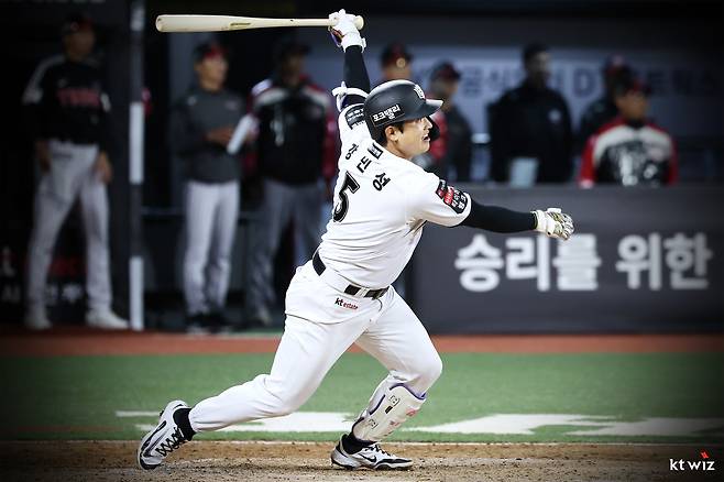 KT 위즈 강민성이 28일 열린 KBO리그 수원 LG 트윈스전에서 연장 10회말 끝내기 안타를 때려 팀의 6-5 승리를 이끌었다. (KT 위즈 제공)