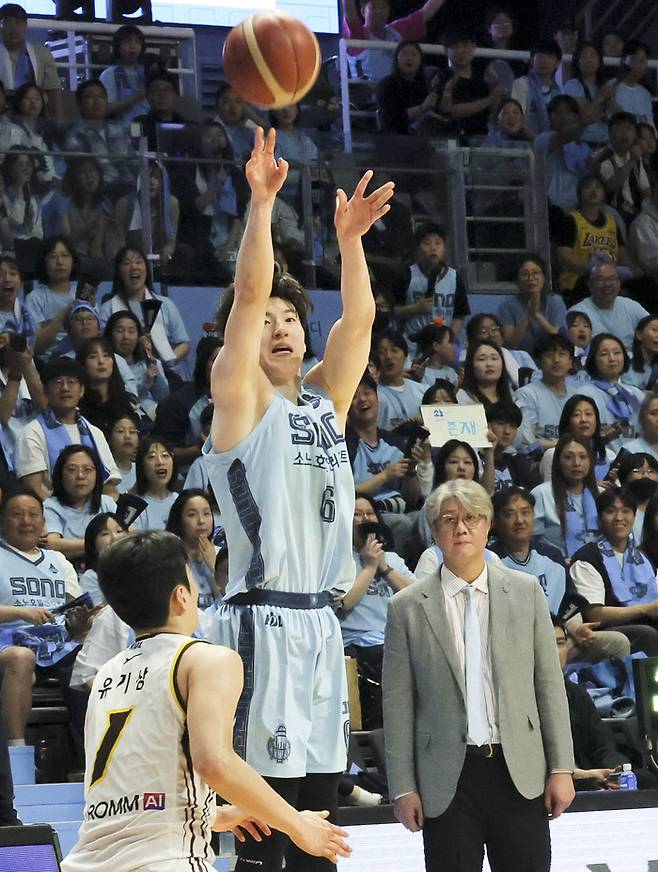 소노 이정현이 27일 고양소노아레나에서 열린 2025~2026 LG전자 프로농구 4강 플레이오프 3차전 LG와 경기에서 3점슛 덜지고 있다. 사진 | 고양=연합뉴스