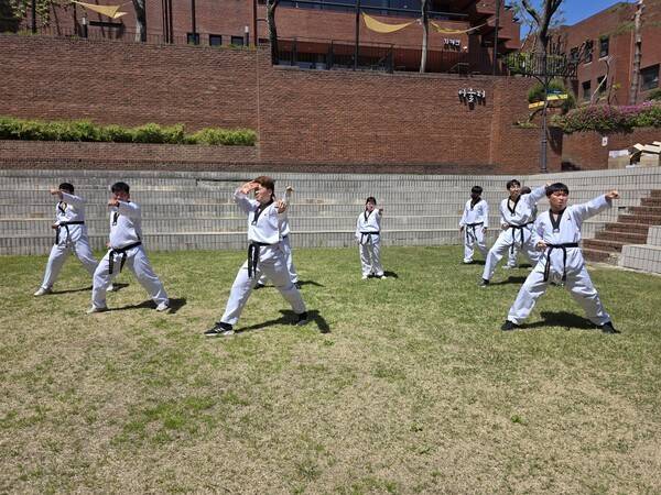 지난 4월 20일 경기도 지체장애인협회 시흥시지부가 주최한 제 46회 장애인의날 기념식이 시흥시 ABC 학습센터에서 성황리에 개최된 가운데, 식전 공연을 맡은 하나더하기 장애인태권도시범단 '더 킥'의 무대가 현장을 뜨겁게 달궈 큰 주목을 받았다. /사진=하나더하기