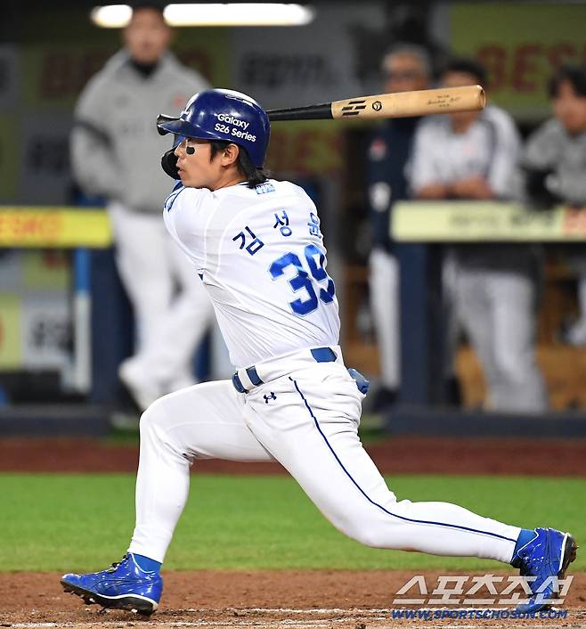 1일 대구 삼성라이온즈파크에서 열린 삼성과 두산의 경기. 4회말 2타점 2루타 날리고 있는 삼성 김성윤. 대구=송정헌 기자songs@sportschosun.com/2026.04.01/
