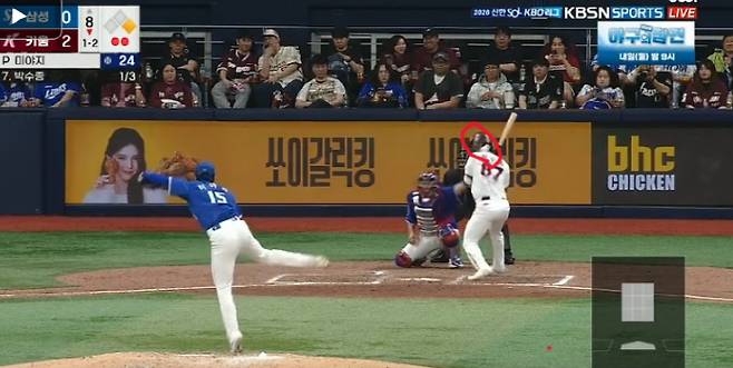 박수종의 사구 장면. 미야지의 공이 타자의 등을 맞고 굴절돼 머리를 맞고 있다. 

출처=KBSN중계화면