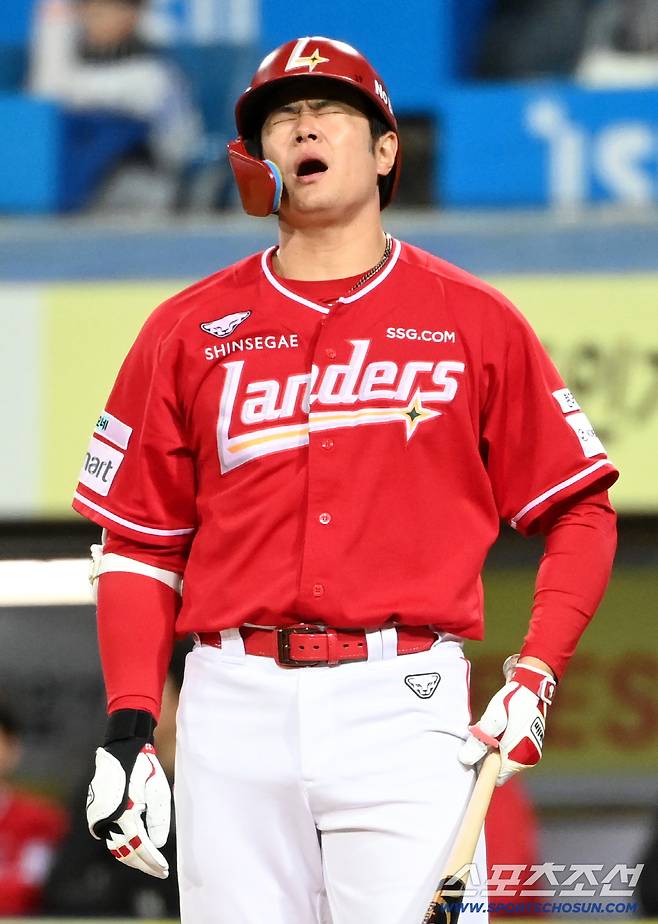 23일 대구삼성라이온즈파크에서 열린 SSG와 삼성의 경기. 6회초 2사 3루 김재환이 오러클린에 스탠딩 삼진을 당하며 아쉬워하고 있다. 대구=허상욱 기자wook@sportschosun.com/2026.04.23/