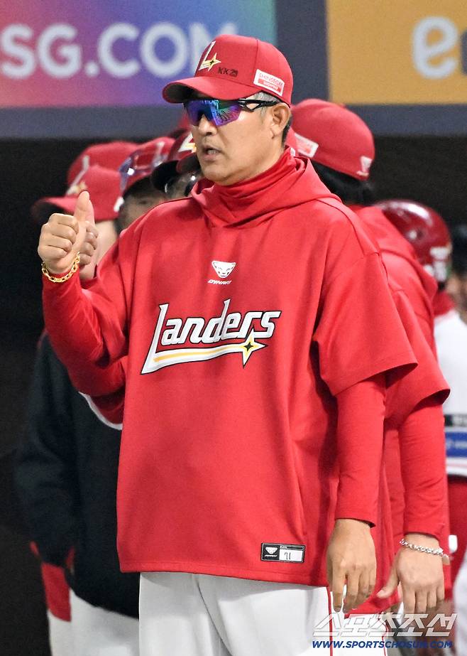 15일 인천SSG랜더스필드에서 열린 SSG와 두산의 경기. 승리한 SSG 이숭용 감독이 기뻐하고 있다. 인천=박재만 기자 pjm@sportschosun.com/2026.04.15/