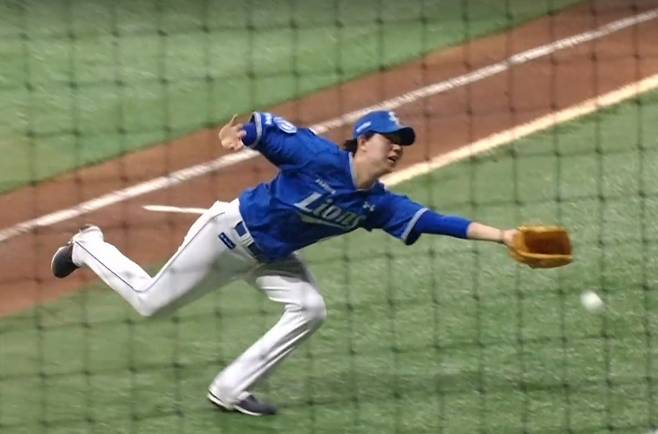 26일 고척 키움전 3회 송지후의 파울타구에 몸을 던지는 장찬희. 출처=KBSN 중계화면