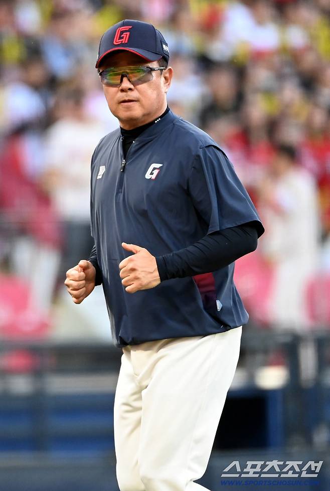 25일 광주KIA챔피언스필드에서 열린 롯데와 KIA의 경기. 5회말 김태형 감독이 마운드에 올라와 박세웅에게 이야기를 한 뒤 돌아서고 있다. 광주=허상욱 기자wook@sportschosun.com/2026.04.25/