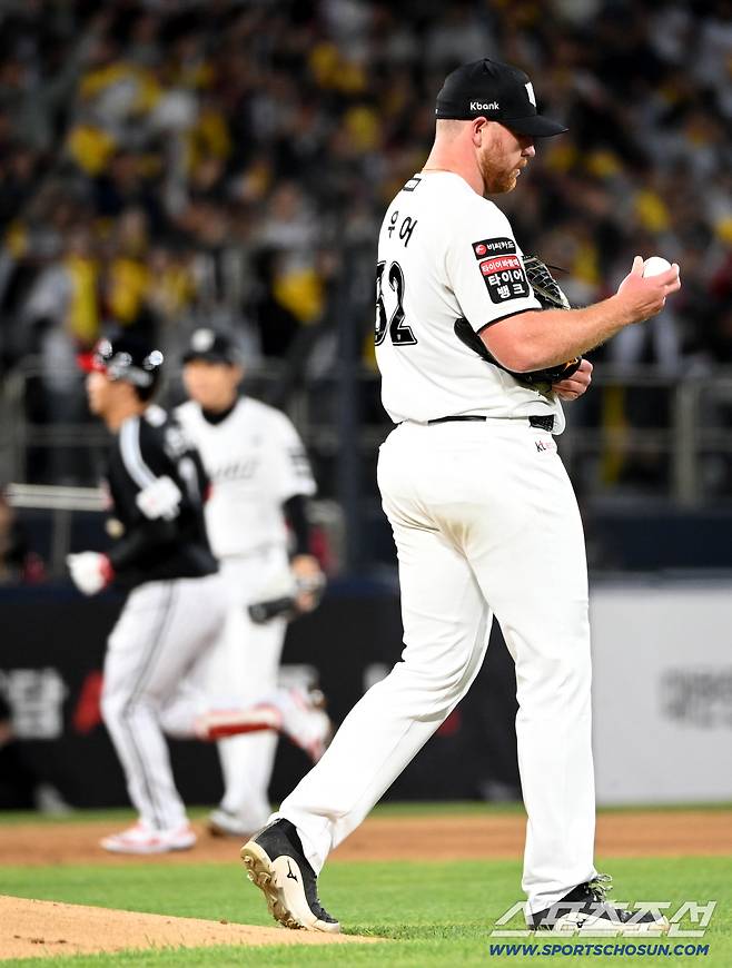 28일 수원KT위즈파크에서 열린 LG와 KT의 경기, 4회초 사우어가 문보경에 솔로홈런을 내주며 아쉬워하고 있다. 수원=허상욱 기자wook@sportschosun.com/2026.04.28/