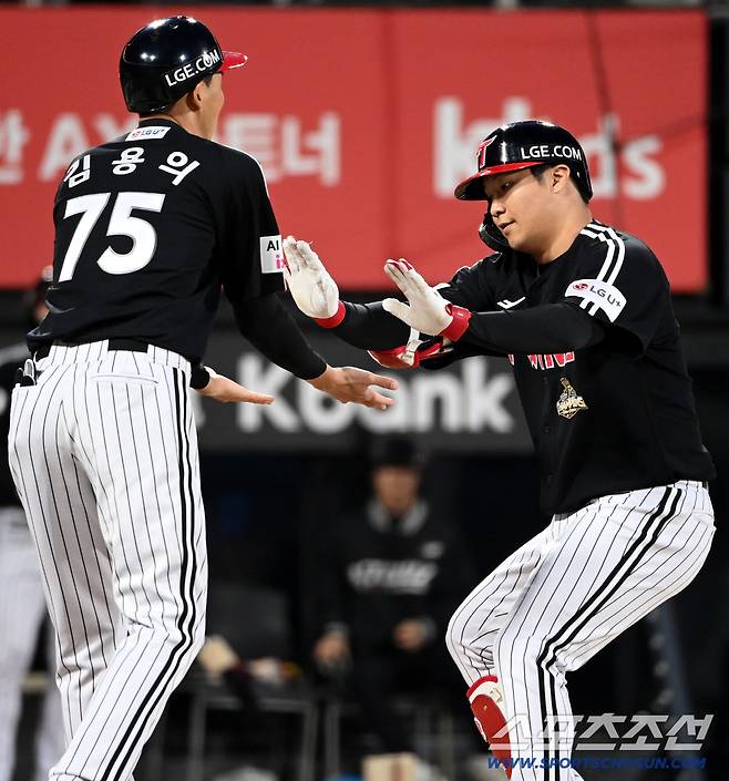 28일 수원KT위즈파크에서 열린 LG와 KT의 경기, 4회초 문보경이 솔로홈런을 치고 김용의 1루의 코치의 환영을 받고 있다. 수원=허상욱 기자wook@sportschosun.com/2026.04.28/