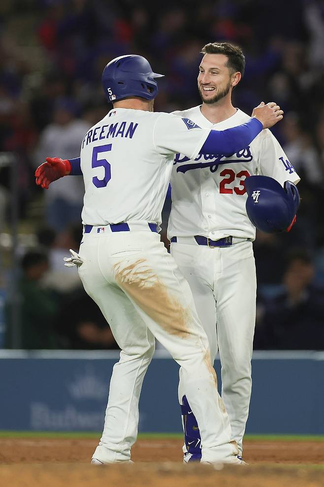 LA 다저스 카일 터커가 28일(한국시각) 다저스타디움에서 열린 마이애미 말린스전에서 9회말 끝내기 안타를 터뜨린 뒤 프레디 프리먼의 포옹을 받으며 환하게 웃고 있다. AP연합뉴스