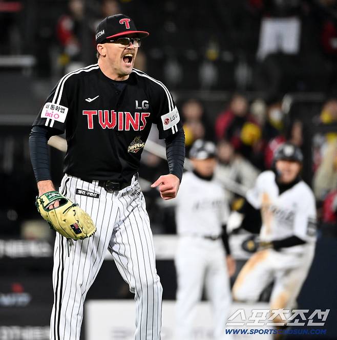 28일 수원KT위즈파크에서 열린 LG와 KT의 경기, LG 웰스가 2사 2,3루 KT 장성우를 3루 땅볼로 잡아낸 천성호의 호수비에 환호하고 있다. 수원=허상욱 기자wook@sportschosun.com/2026.04.28/