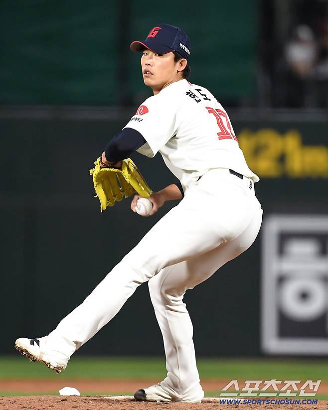 28일 부산 사직야구장에서 열린 롯데와 키움의 경기. 투구하고 있는 롯데 현도훈. 부산=송정헌 기자songs@sportschosun.com/2026.04.28/