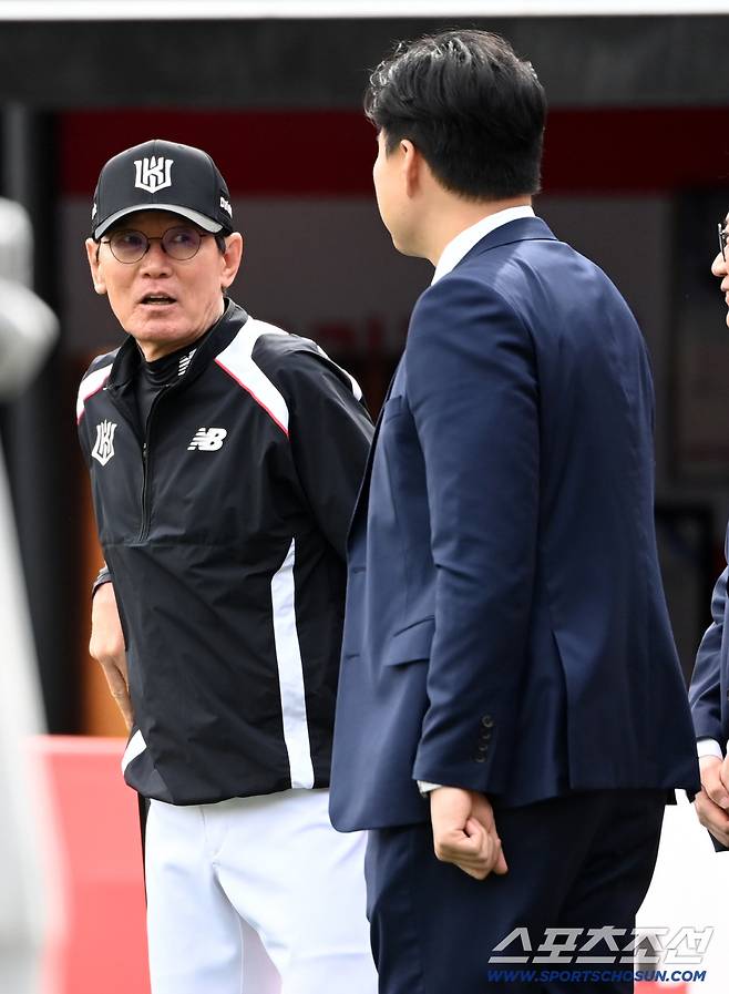 28일 수원KT위즈파크에서 열린 LG와 KT의 경기, 이강철 감독이 오재일 해설위원과 인사를 나누고 있다. 수원=허상욱 기자wook@sportschosun.com/2026.04.28/