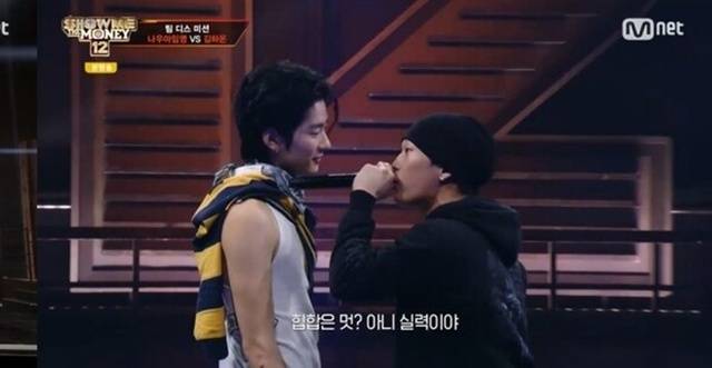 '쇼미더머니12'에서 김하온(오른쪽)이 '디스전'에서 나우아임영에게 "힙합은 실력이야"라고 외치는 모습. 번외편인 '야차의 세계'에서 나우아임영이 몸만 사리는 한 래퍼에게 "힙합은 멋이야"라고 한 모습과 함께 가장 짜릿했던 장면이다. /Mnet 방송 캡처
