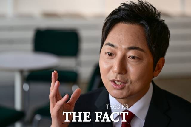 "미래로 나아가는 다리가 돼 국민의힘의 변화를 이끌겠다". 이성배 국민의힘 경기도지사 예비후보가 27일 서울 서초구의 한 카페에서 <더팩트>와 인터뷰를 하고 있다. /남윤호 기자