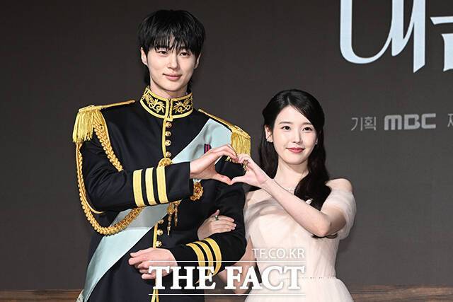 배우 변우석(왼쪽)과 아이유가 호흡을 맞춘 MBC 금토드라마 '21세기 대군부인'이 자체 최고 시청률을 경신했다. 사진은 지난 6일 서울 강남구 조선 팰리스 서울 강남에서 열린 '21세기 대군부인' 제작발표회에 참석한 모습. /김성렬 기자