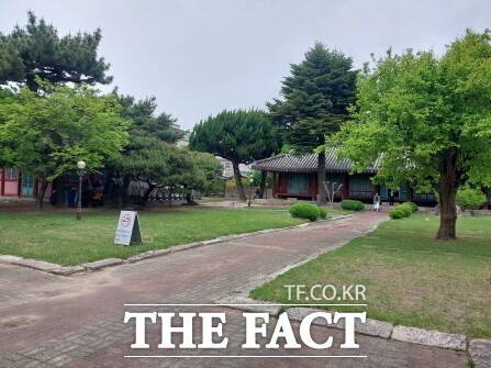 경주문화원이 2m가 넘는 담장 때문에 시민들과 관광객들로부터 소외된 상태다. 하지만 내부는 아름다운 도심 속 정원이다. /박진홍 기자