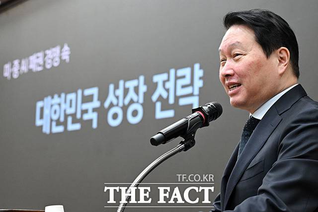 8일 오전 서울 여의도 국회 의원회관에서 열린 '한중의원연맹 2026 제1회 정책세미나'에서 최태원 대한상공회의소 회장 겸 SK그룹 회장이 '미·중 AI 기술 패권 경쟁 속 대한민국 성장전략'을 주제로 강연을 하고 있다. /국회=남용희 기자