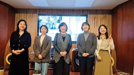 ‘역사 속 여자, OO하다’ 북 토크에 참가한 저자들. 왼쪽부터 윤민경, 권혁은, 장지연, 황향주, 이아리. &nbsp;