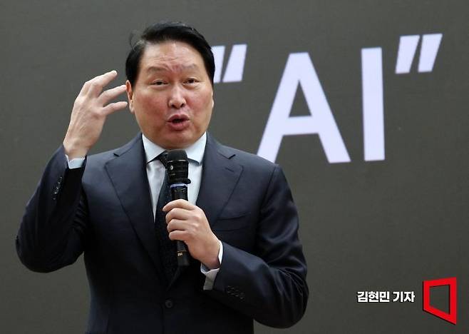 최태원 대한상공회의소 회장(SK그룹 회장)이 28일 국회 의원회관에서 열린 한중의원연맹 정책세미나에서 '미·중 AI 기술 패권 경쟁 속 대한민국 성장전략'를 주제로 강연하고 있다. 2026.4.28 김현민 기자