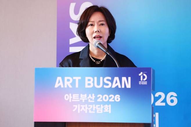 손영희 아트부산 이사장이 28일 서울 중구 신라호텔에서 열린 국제 아트페어 '아트부산 2026' 기자간담회에서 인사말을 하고 있다. 연합뉴스