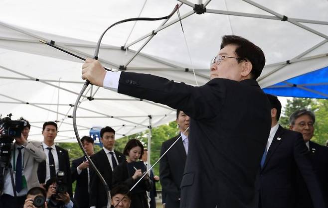 이재명 대통령이 28일 충남 아산 현충사에서 열린 대통령기 전국 궁도대회에서 활시위를 당기고 있다. 연합뉴스