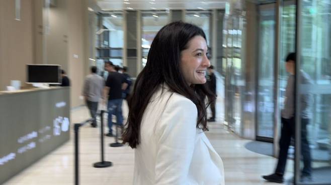 매디슨 황 엔비디아 옴니버스·로보틱스 마케팅 수석이사가 28일 서울 여의도 LG트윈타워에서 LG전자 고위급 경영진과 회동 후 이동하고 있다. 권현지 기자