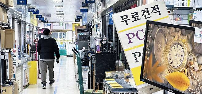 D램 등 반도체 가격이 지속적으로 상승하는 ‘칩플레이션’으로 인해 조립 PC와 노트북 등 제품 가격이 덩달아 치솟고 있다. 지난 1월 서울의 대표적 조립 PC 전문 상가인 용산구 한강로 선인상가가 한산한 모습이다. /장경식 기자