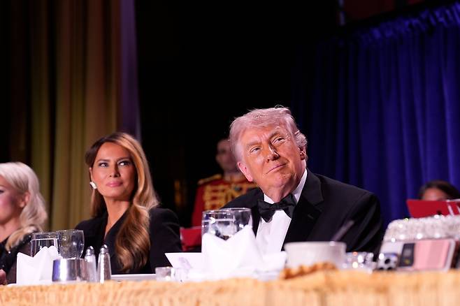 지난 25일 백악관 출입기자협회 만찬에 참석한 도널드 트럼프 미국 대통령과 멜라니아 트럼프 여사. /EPA 연합뉴스