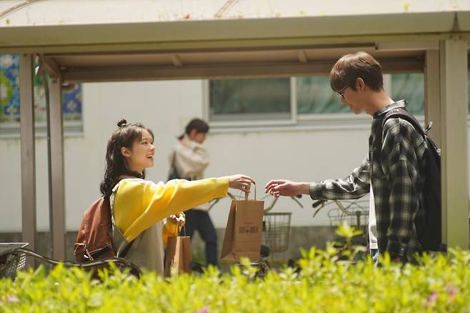 영화 '사토상과 사토상'의 두 주인공이 22살 만났을 때의 모습입니다. 저렇게 마냥 좋아만 할 수 있다면 얼마나 좋을까요./엣나인필름