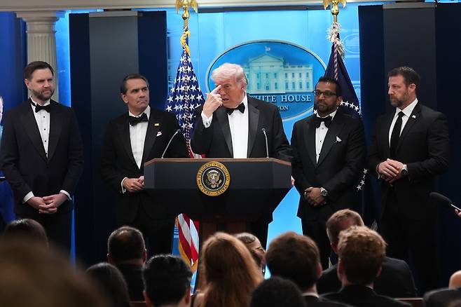 도널드 트럼프 미국 대통령이 25일 워싱턴 힐튼 호텔에서 열린 '백악관 출입기자단 연례 만찬'(WHCD) 행사장에서 총격 사건이 발생한 후, 백악관 브리핑룸에서 발언하고 있다/ AP연합뉴스