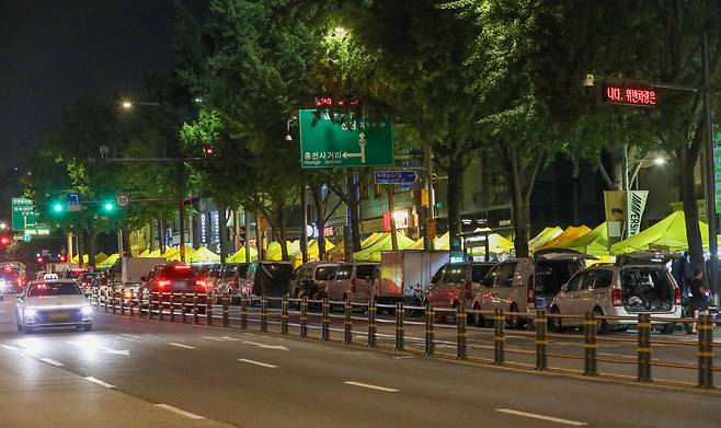 2024년 8월 서울 동대문 인근 인도에 늘어선 새빛 시장 노란 천막과 상인들의 차량모습. /박성원 기자