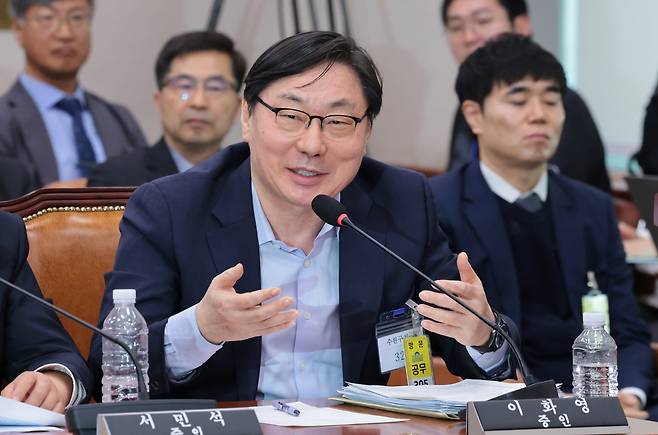 이화영 전경기도 평화부지사가 14일 서울 여의도 국회에서 열린 쌍방울 대북송금 조작기소 의혹 사건 청문회에서 의원 질의에 답하고 있다. /남강호 기자