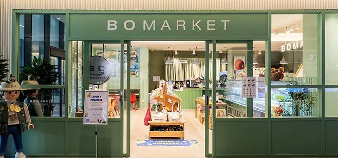 홈쇼핑 업계가 젊고 세련된 스타일을 원하는 액티브 시니어를 겨냥해 패션 브랜드를 중심으로 관련 전략을 세우고 있다. 사진은 GS샵이 서울 용산구 한남동에 있는 라이프스타일 편집숍 보마켓과 협업해 선보인 자체 패션 브랜드(PB) ‘라삐아프’ 팝업스토어 입구. GS샵 제공