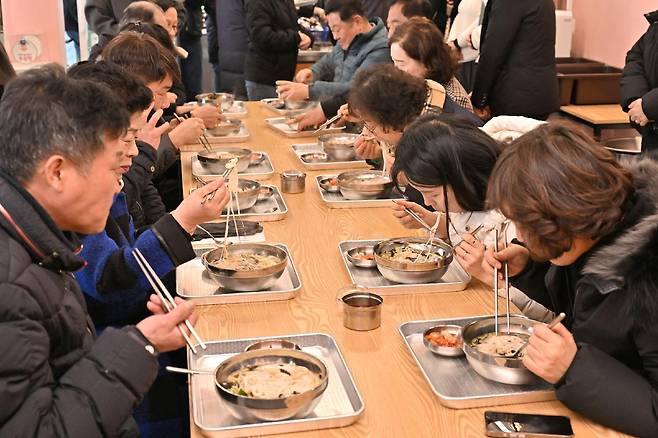 광주 서구가 주민들의 부담을 덜어주는 생활 밀착형 복지정책을 확대했다. 사진은 ‘천원국시’를 찾은 시민들. 광주 서구 제공