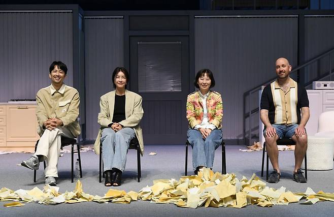 연극 ‘그의 어머니’ 출연진과 제작진. 왼쪽부터 배우 홍선우 진서연, 류주연 연출, 에번 플레이시 작가. 국립극단 제공